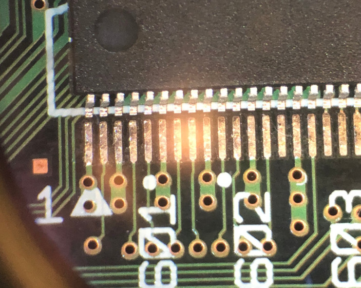 Photo through microscope of an SDRAM chip aligned with the 1st solder
pad